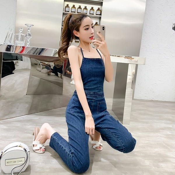 Μοντέρνα γυναικεία ολόσωμη φόρμα denim ν με λεπτές λουρίδες σε μπλε χρώμα