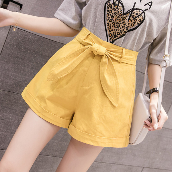 Pantaloni scurți de damă cu element panglică în mai multe culori