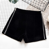 Pantaloni scurți de damă din catifea cu fermoar de culoare neagră