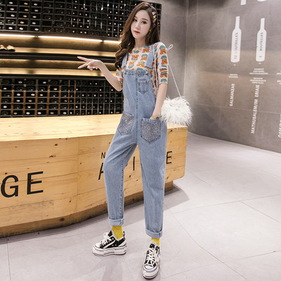 Salopetă de damă modernă din denim cu un element - pietre într-o culoare deschisă