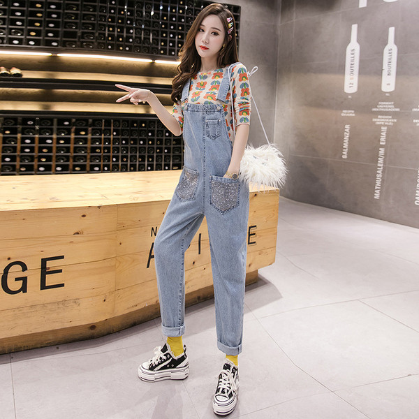 Salopetă de damă modernă din denim cu un element - pietre într-o culoare deschisă