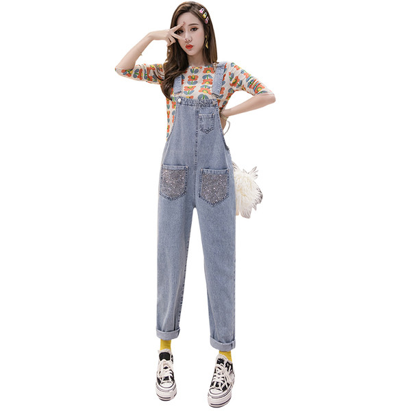 Salopetă de damă modernă din denim cu un element - pietre într-o culoare deschisă