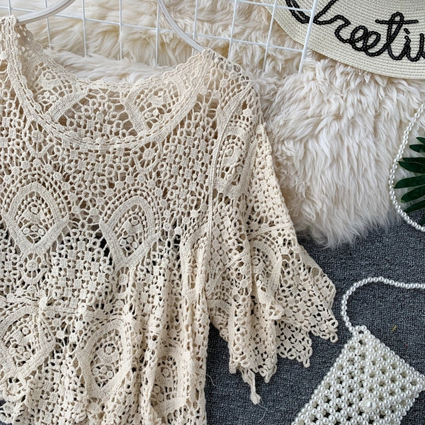 Modern női blúz széles ujjú fehér és bézs színben