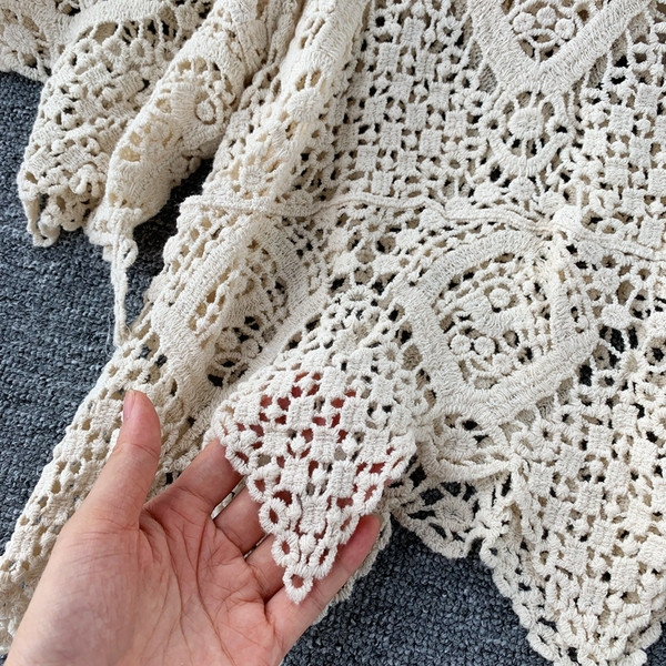 Modern női blúz széles ujjú fehér és bézs színben