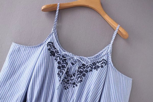 Γυναικεία ολόσωμη φόρμα κοντή με μακριά μανίκια και κεντήματα