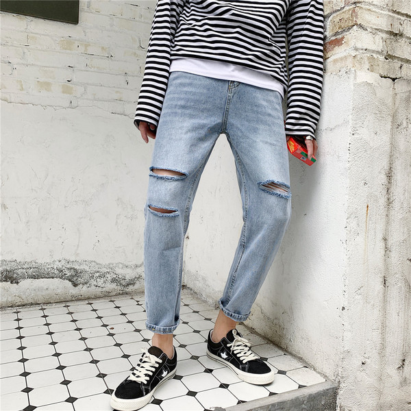 Aktuális férfi farmer, kék színben szakadt motívumokkal