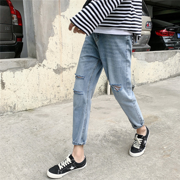 Aktuális férfi farmer, kék színben szakadt motívumokkal