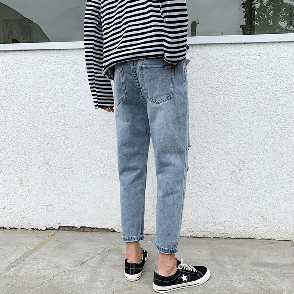 Aktuális férfi farmer, kék színben szakadt motívumokkal