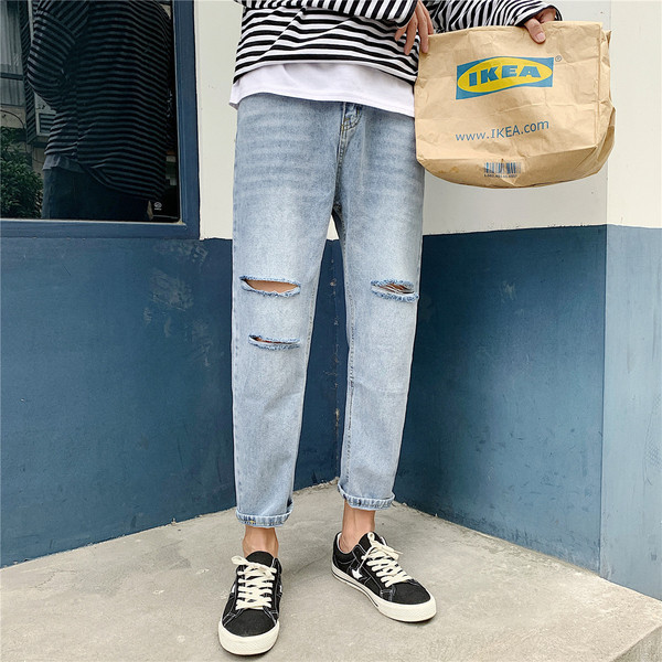 Aktuális férfi farmer, kék színben szakadt motívumokkal