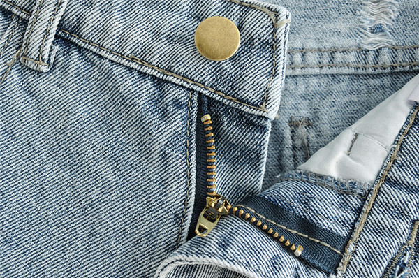 Pantaloni scurți din denim cu buzunare în albastru