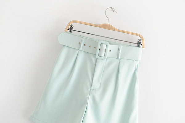 Stílusos női rövidnadrág magas derékkal és övvel