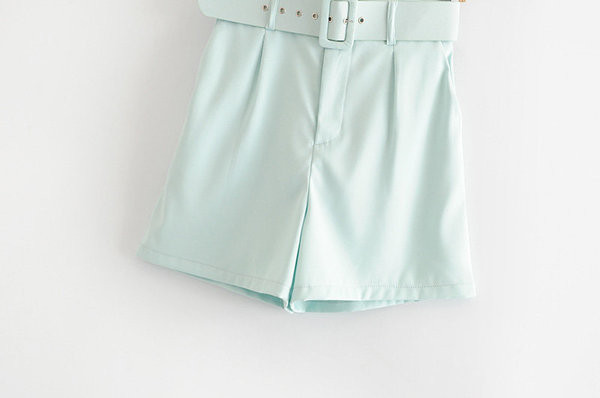 Stílusos női rövidnadrág magas derékkal és övvel