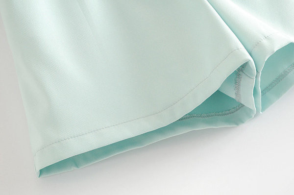 Stílusos női rövidnadrág magas derékkal és övvel