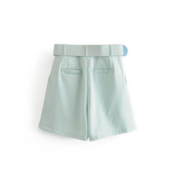 Stílusos női rövidnadrág magas derékkal és övvel