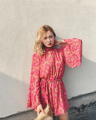 Női rövid sifon jumpsuit, hosszú, széles ujjú virágmintával