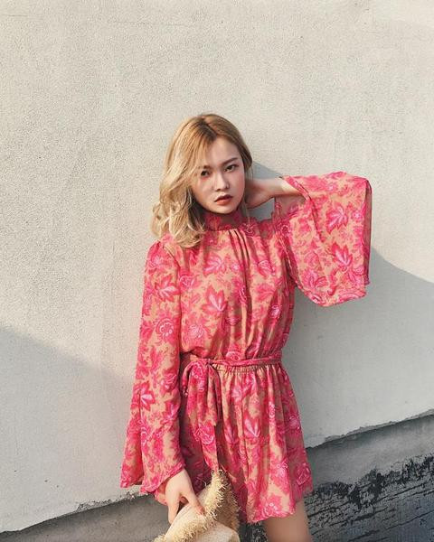 Női rövid sifon jumpsuit, hosszú, széles ujjú virágmintával