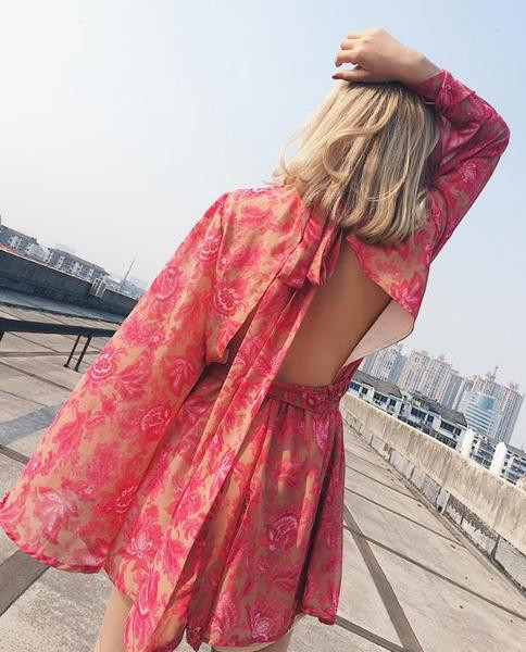 Női rövid sifon jumpsuit, hosszú, széles ujjú virágmintával