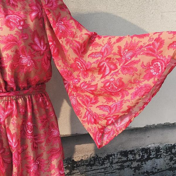 Női rövid sifon jumpsuit, hosszú, széles ujjú virágmintával