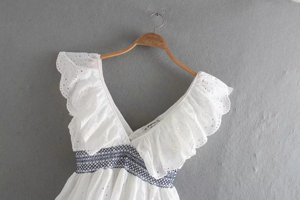 Női csipke felső fehér V-nyakkal