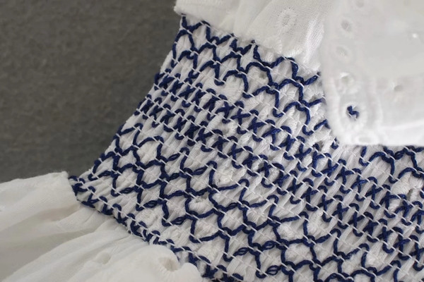 Női csipke felső fehér V-nyakkal