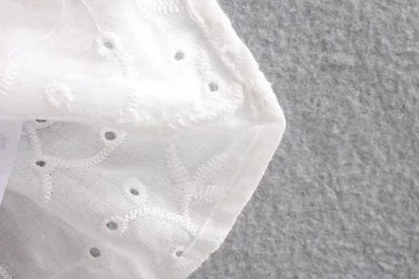 Női csipke felső fehér V-nyakkal