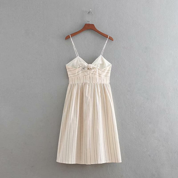 Női alkalmi ruha pántokkal és szalaggal