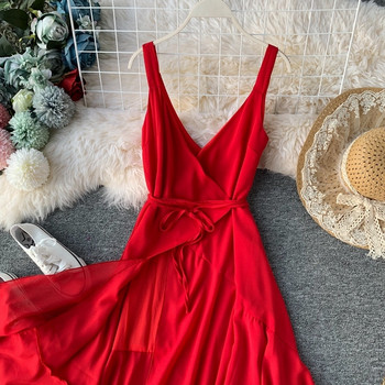 Stílusos női ruha vékony pántokkal és V-nyakú piros színben