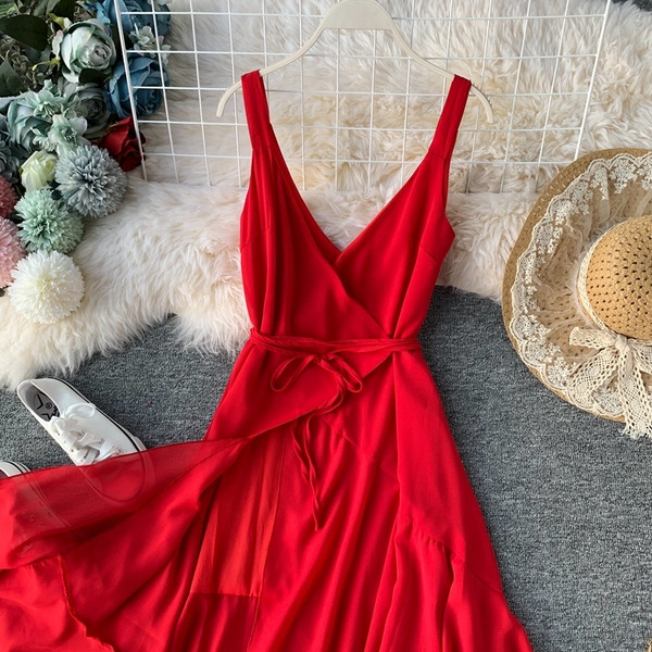 Stílusos női ruha vékony pántokkal és V-nyakú piros színben