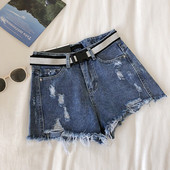 Női farmer rövidnadrág szakadt motívumokkal, kék színben