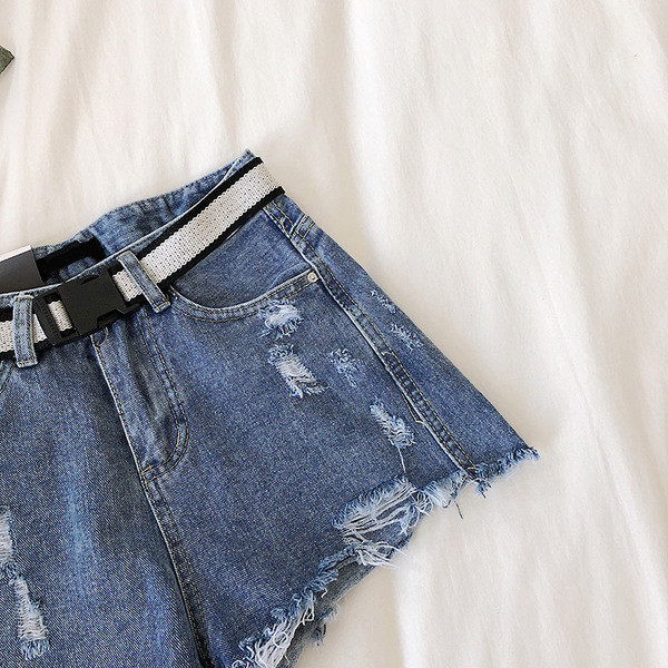 Női farmer rövidnadrág szakadt motívumokkal, kék színben