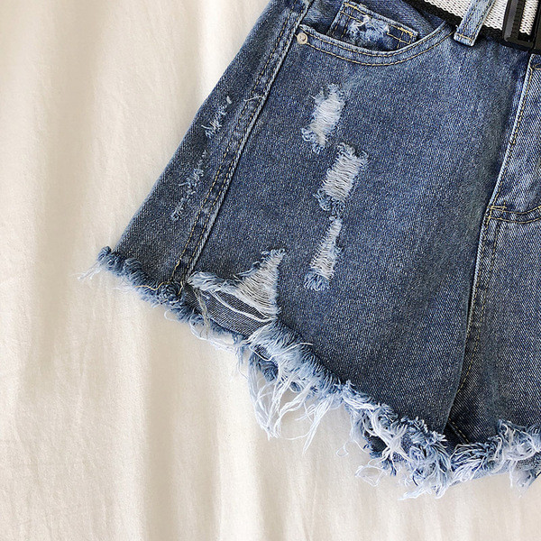 Női farmer rövidnadrág szakadt motívumokkal, kék színben