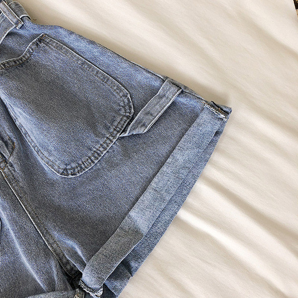 Pantaloni scurți casual de damă cu talie înaltă și buzunare în alb și albastru