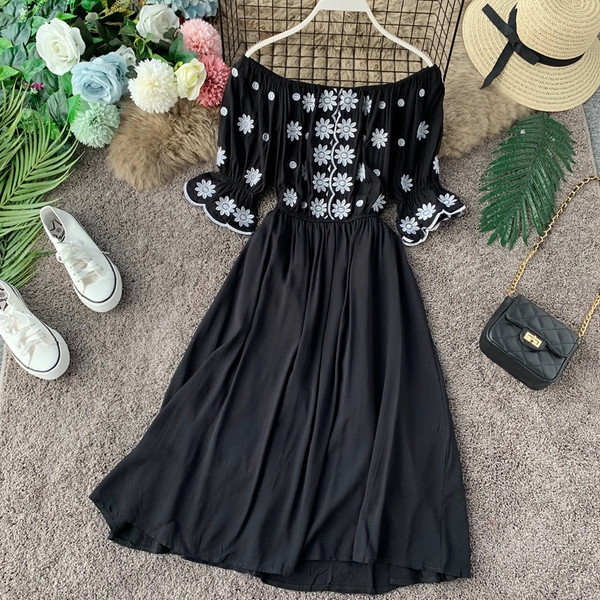 Hímzéses, csupasz vállú, hétköznapi női ruha többféle színben