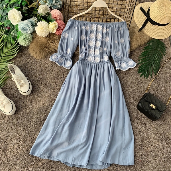 Hímzéses, csupasz vállú, hétköznapi női ruha többféle színben