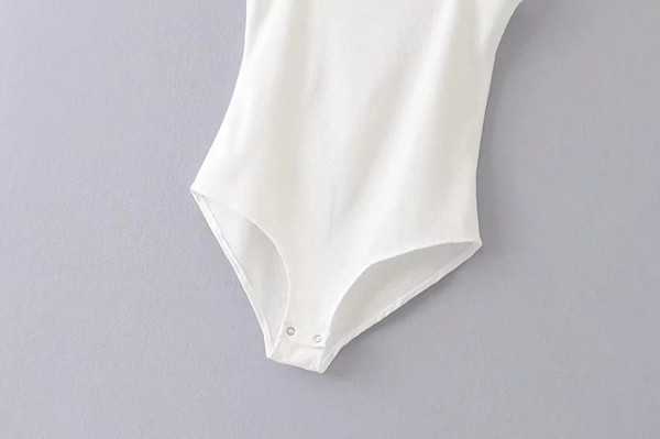 Női test fehér és fekete színben