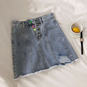 Női farmerszoknya színes gombokkal