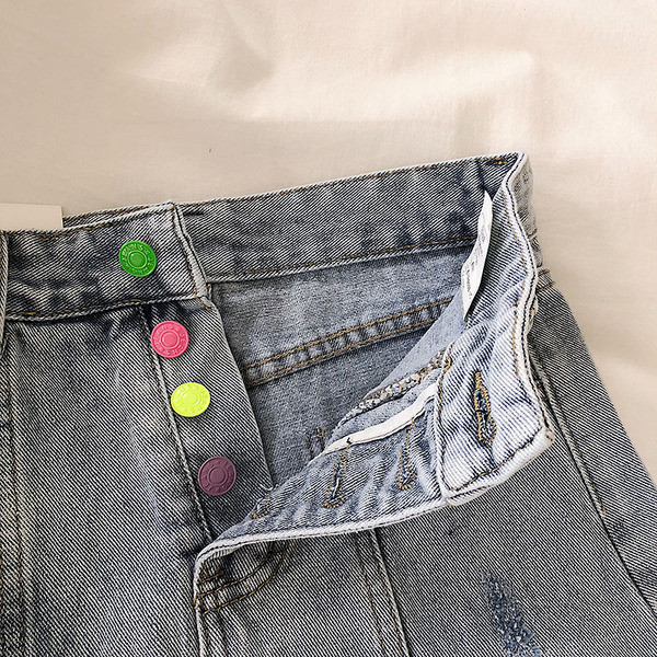 Női farmerszoknya színes gombokkal