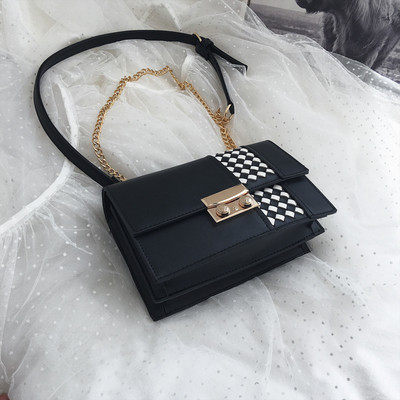 Stílusos kézitáska hosszú fém fogantyúval