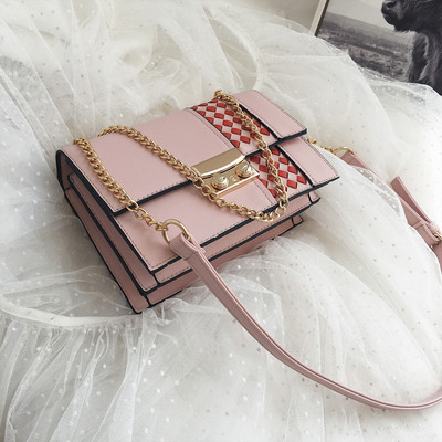 Stílusos kézitáska hosszú fém fogantyúval