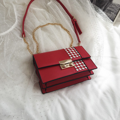 Stílusos kézitáska hosszú fém fogantyúval