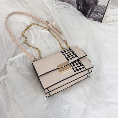 Stílusos kézitáska hosszú fém fogantyúval