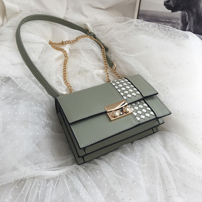 Stílusos kézitáska hosszú fém fogantyúval