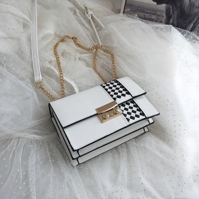 Stílusos kézitáska hosszú fém fogantyúval