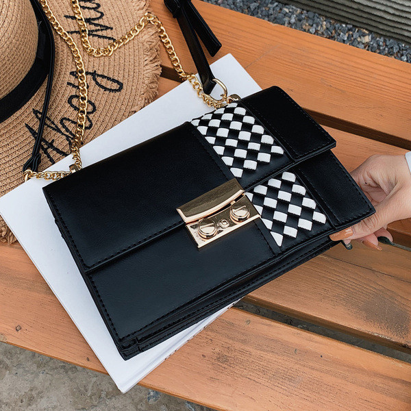 Stílusos kézitáska hosszú fém fogantyúval