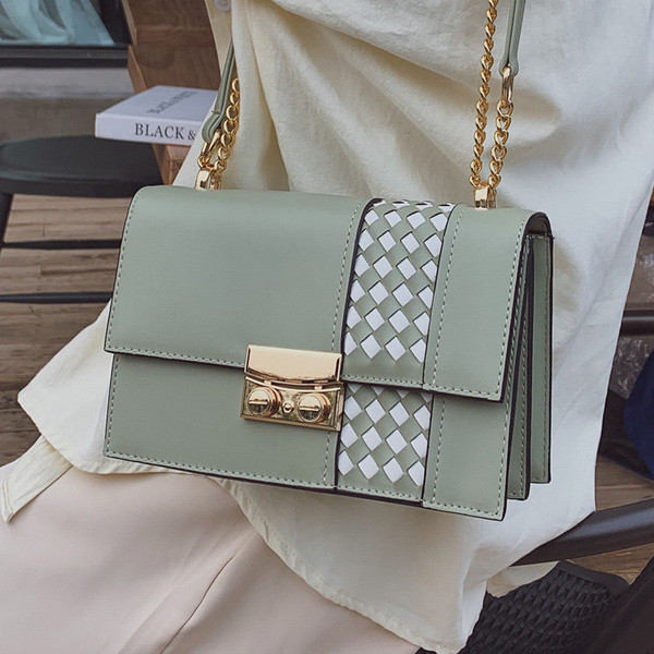 Stílusos kézitáska hosszú fém fogantyúval