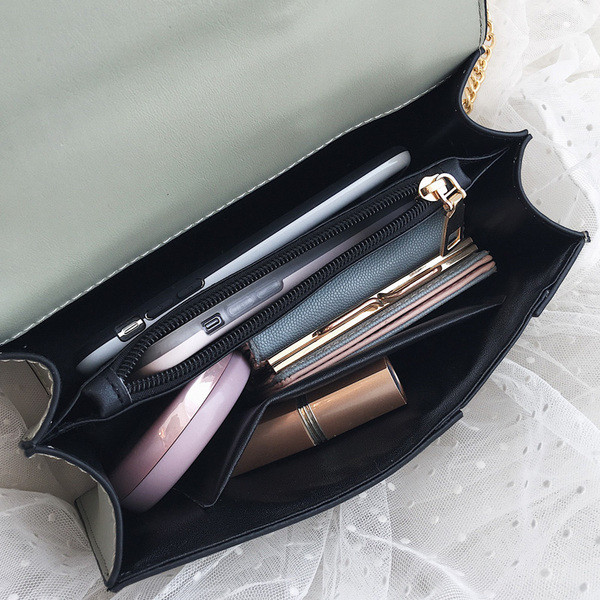 Stílusos kézitáska hosszú fém fogantyúval