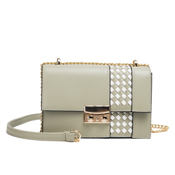 Stílusos kézitáska hosszú fém fogantyúval