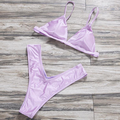 Μοντέρνα γυναικεία μαγιό σε διαφορετικά χρώματα