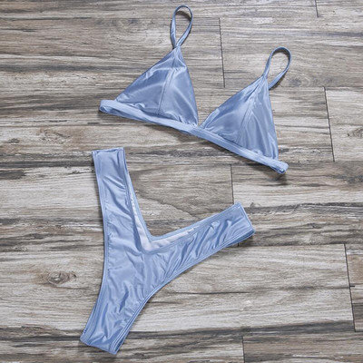 Μοντέρνα γυναικεία μαγιό σε διαφορετικά χρώματα