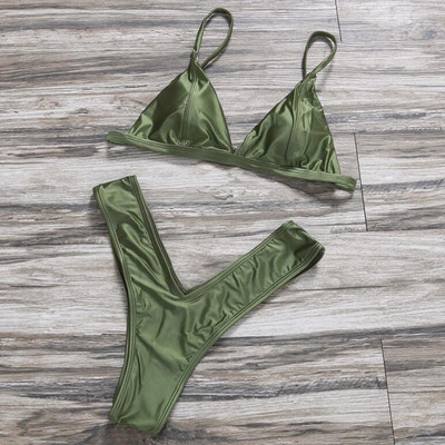 Μοντέρνα γυναικεία μαγιό σε διαφορετικά χρώματα